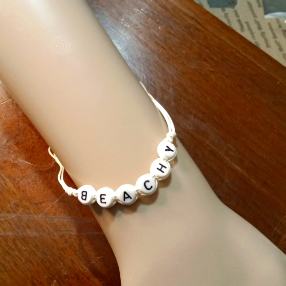 BEACHY Adjustable string beaded bracelet